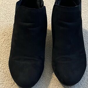 Sleek Black Ankle Boots with Suede Texture